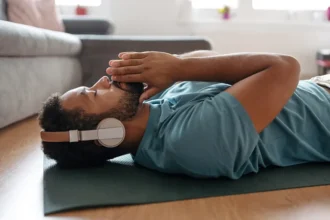 Five Breathing Exercises That May Improve Stress, Focus, and Long Term Health Breathing happens automatically, yet the way we breathe can strongly affect how we feel and how our body performs. Recent research in breathwork shows that simple breathing techniques may help reduce stress, support mental clarity, and improve long term wellbeing when practiced regularly for just a few minutes a day. This idea is not new. Breath control has been part of traditional practices like pranayama from India and qigong from China for centuries. What is new is how modern science is starting to explain why these methods work. Experts suggest that small changes in breathing patterns can influence the nervous system, lower stress responses, and help the body return to a calmer state more quickly. What Breathwork Means Breathwork refers to conscious control of breathing patterns. Instead of breathing on autopilot, a person pays attention to rhythm, speed, and depth of each breath. Researchers describe it as a simple but powerful way to support both physical and mental health. It may help lower stress hormones and improve emotional balance in many people. Why It Matters for Health Ongoing stress can affect the body in many ways. It is linked to anxiety, depression, and other long term health problems. High stress levels may also worsen existing health conditions. Studies suggest that controlled breathing can help reduce stress signals in the body. It may also support people living with chronic conditions by helping them feel more relaxed and balanced. While results can vary from person to person, even short daily practice may create noticeable changes over time.