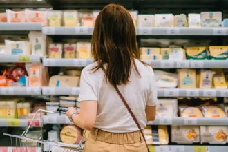 Food labels and supermarket environments strongly influence eating habits. Better labeling and nutrition awareness can help people make healthier food choices and reduce obesity risks.