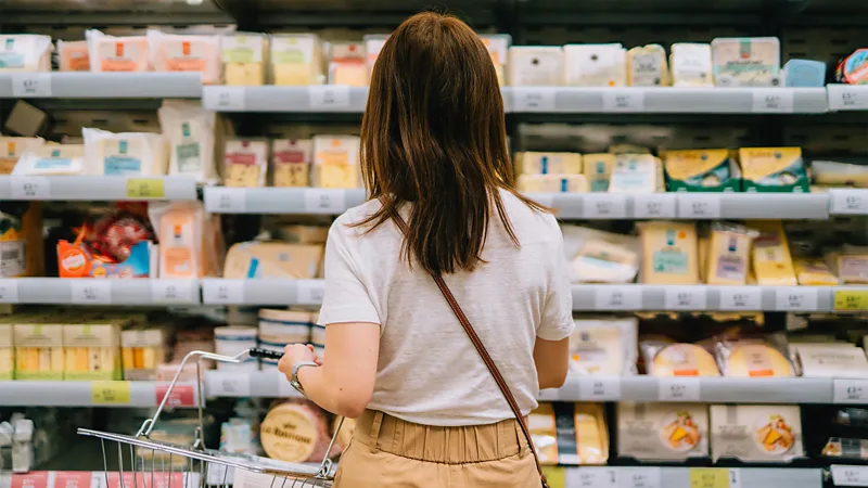 Food labels and supermarket environments strongly influence eating habits. Better labeling and nutrition awareness can help people make healthier food choices and reduce obesity risks.