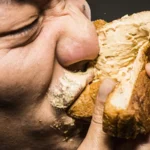 Chewing More May Boost Brain Health and Memory, Research Suggests A controversial idea that is gaining support A long time ago, American nutrition advocate Horace Fletcher became famous for his extreme chewing habit. He claimed food should be chewed until it turns almost liquid. He even believed this could reduce food intake and save money at a large scale in society. His methods were unusual, but modern researchers say he was not entirely wrong. How chewing affects the brain Experts now suggest that chewing more than usual may do more than help digestion. It can also support brain function. Studies indicate that stronger chewing activity increases blood flow to the brain, which may improve attention, focus, and memory performance. Researchers also link good oral health with lower risks of cognitive decline. Some studies suggest a connection between tooth loss, gum disease, and conditions like dementia and Alzheimer’s disease. While chewing is not a treatment, it may play a supporting role in keeping the brain active. The science behind mastication Chewing is not just a mechanical step in eating. It activates muscles in the jaw that increase blood circulation and stimulate parts of the nervous system. According to scientists studying human evolution, our jaws and teeth have changed over millions of years, which may also influence how we process food and energy today.