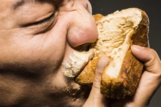 Chewing More May Boost Brain Health and Memory, Research Suggests A controversial idea that is gaining support A long time ago, American nutrition advocate Horace Fletcher became famous for his extreme chewing habit. He claimed food should be chewed until it turns almost liquid. He even believed this could reduce food intake and save money at a large scale in society. His methods were unusual, but modern researchers say he was not entirely wrong. How chewing affects the brain Experts now suggest that chewing more than usual may do more than help digestion. It can also support brain function. Studies indicate that stronger chewing activity increases blood flow to the brain, which may improve attention, focus, and memory performance. Researchers also link good oral health with lower risks of cognitive decline. Some studies suggest a connection between tooth loss, gum disease, and conditions like dementia and Alzheimer’s disease. While chewing is not a treatment, it may play a supporting role in keeping the brain active. The science behind mastication Chewing is not just a mechanical step in eating. It activates muscles in the jaw that increase blood circulation and stimulate parts of the nervous system. According to scientists studying human evolution, our jaws and teeth have changed over millions of years, which may also influence how we process food and energy today.