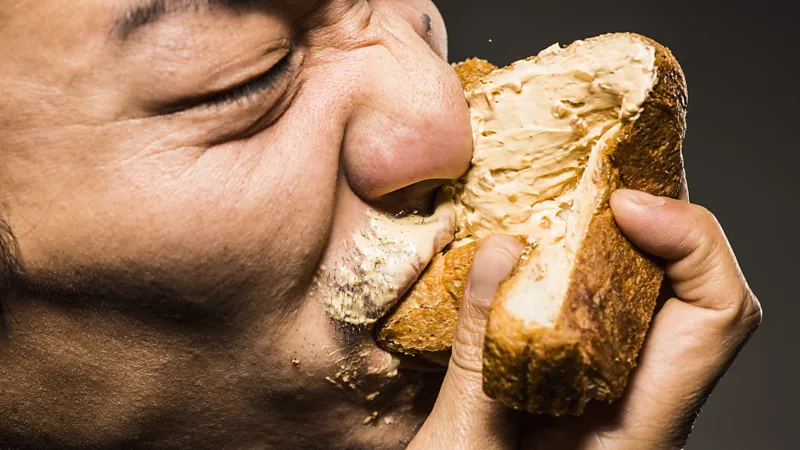 Chewing More May Boost Brain Health and Memory, Research Suggests A controversial idea that is gaining support A long time ago, American nutrition advocate Horace Fletcher became famous for his extreme chewing habit. He claimed food should be chewed until it turns almost liquid. He even believed this could reduce food intake and save money at a large scale in society. His methods were unusual, but modern researchers say he was not entirely wrong. How chewing affects the brain Experts now suggest that chewing more than usual may do more than help digestion. It can also support brain function. Studies indicate that stronger chewing activity increases blood flow to the brain, which may improve attention, focus, and memory performance. Researchers also link good oral health with lower risks of cognitive decline. Some studies suggest a connection between tooth loss, gum disease, and conditions like dementia and Alzheimer’s disease. While chewing is not a treatment, it may play a supporting role in keeping the brain active. The science behind mastication Chewing is not just a mechanical step in eating. It activates muscles in the jaw that increase blood circulation and stimulate parts of the nervous system. According to scientists studying human evolution, our jaws and teeth have changed over millions of years, which may also influence how we process food and energy today.