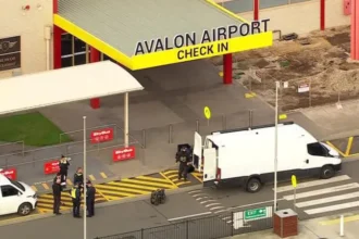 Laser hair removal device triggers bomb scare at Melbourne Avalon Airport Airport shut down after suspicious luggage found Avalon Airport near Melbourne was partially closed for several hours on Thursday morning after security staff flagged a suspicious item during routine screening. The airport sits about 50 km southwest of Melbourne and mainly handles domestic flights. The alert led to delays and a short shutdown of parts of the terminal. International services were not affected. Bomb squad called in after screening alert Security officers detected an unusual package during baggage screening just before 06:00 local time. They immediately alerted Victoria Police, who sent in the bomb response unit as a precaution. The item appeared suspicious on X ray, especially because it included a laser hair removal device and a hot chocolate container. Device confirmed safe after investigation After a full inspection, police confirmed the package was harmless. It contained only a cosmetic laser hair removal device and packaging for hot chocolate. The passenger who owned the bag was briefly detained but later released without any charges. Passenger cooperation slowed response Victoria Police Acting Inspector Nick Uebergang said the incident took longer to resolve because the passenger was not fully cooperative at the start. He said early cooperation could have reduced delays and helped clear the situation faster. Airport response and passenger disruption An airport spokesperson said the response showed strong security screening and quick precautionary action. They added that safety checks were carried out immediately to protect passengers and staff. Travellers described confusion inside the terminal as the airport went into lockdown. Some passengers were told to wait in the car park with limited facilities while the situation unfolded. One traveller said there was little information at first, but the presence of multiple police vehicles made it clear something serious was happening. Budget airline Jetstar operates most services from Avalon Airport. Two domestic flights were cancelled, and several others faced delays before normal operations resumed roughly four hours later.