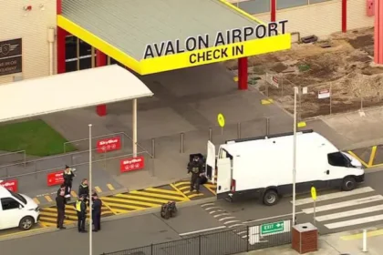 Laser hair removal device triggers bomb scare at Melbourne Avalon Airport Airport shut down after suspicious luggage found Avalon Airport near Melbourne was partially closed for several hours on Thursday morning after security staff flagged a suspicious item during routine screening. The airport sits about 50 km southwest of Melbourne and mainly handles domestic flights. The alert led to delays and a short shutdown of parts of the terminal. International services were not affected. Bomb squad called in after screening alert Security officers detected an unusual package during baggage screening just before 06:00 local time. They immediately alerted Victoria Police, who sent in the bomb response unit as a precaution. The item appeared suspicious on X ray, especially because it included a laser hair removal device and a hot chocolate container. Device confirmed safe after investigation After a full inspection, police confirmed the package was harmless. It contained only a cosmetic laser hair removal device and packaging for hot chocolate. The passenger who owned the bag was briefly detained but later released without any charges. Passenger cooperation slowed response Victoria Police Acting Inspector Nick Uebergang said the incident took longer to resolve because the passenger was not fully cooperative at the start. He said early cooperation could have reduced delays and helped clear the situation faster. Airport response and passenger disruption An airport spokesperson said the response showed strong security screening and quick precautionary action. They added that safety checks were carried out immediately to protect passengers and staff. Travellers described confusion inside the terminal as the airport went into lockdown. Some passengers were told to wait in the car park with limited facilities while the situation unfolded. One traveller said there was little information at first, but the presence of multiple police vehicles made it clear something serious was happening. Budget airline Jetstar operates most services from Avalon Airport. Two domestic flights were cancelled, and several others faced delays before normal operations resumed roughly four hours later.