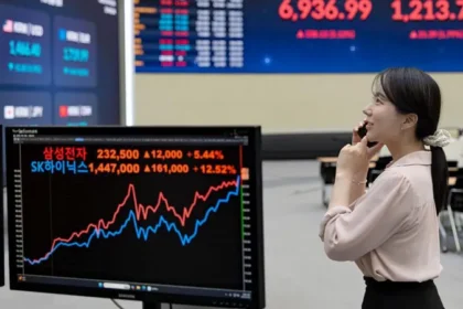 Oil Prices Fall and Global Stocks Surge on Iran US Peace Deal Talks Market Reaction After Peace Deal Reports Oil prices dropped sharply after reports suggested the United States and Iran are close to an agreement to end the conflict. At the same time, global stock markets moved higher as investors reacted to hopes of stability. Brent crude fell to 97 dollars per barrel after earlier reaching above 108 dollars. Prices later showed some recovery but stayed under pressure. Before the conflict, oil was near 70 dollars per barrel. Stock Markets Rally Worldwide Major stock markets gained strongly on the news. London shares rose more than 2 percent, while Germany saw similar growth. France climbed around 3 percent during the same trading session. Asian markets also closed higher. South Korea increased by more than 6 percent. Hong Kong rose slightly above 1 percent, and Japan gained modestly. Strait of Hormuz Remains Key Risk The conflict has heavily disrupted global energy supply. Iran has threatened shipping routes through the Strait of Hormuz, a key passage for global oil and gas transport. Around one fifth of global oil shipments normally pass through this route. Tensions have reduced supply and pushed energy prices higher since the start of the conflict. Global Market Picture European stock markets are still below levels seen before the conflict began. In contrast, the United States market index remains stronger than earlier in the year. Some Asian markets have gained overall since the start of the crisis, while others remain slightly down.