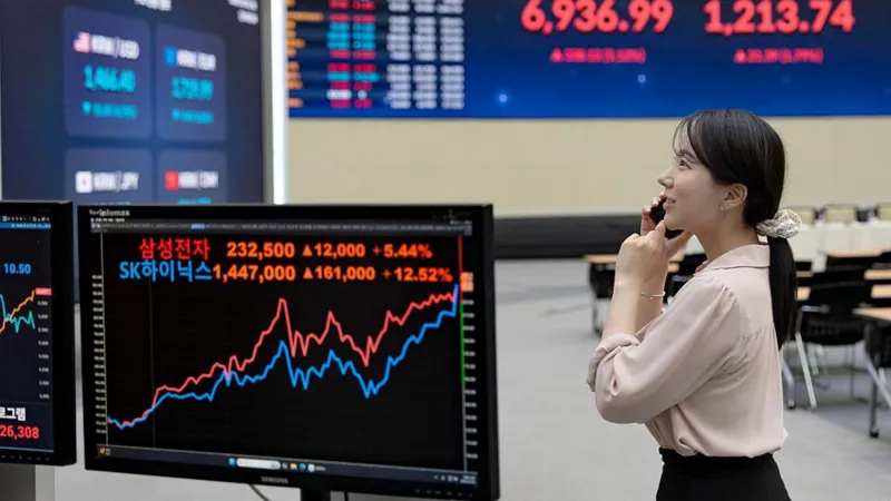Oil Prices Fall and Global Stocks Surge on Iran US Peace Deal Talks Market Reaction After Peace Deal Reports Oil prices dropped sharply after reports suggested the United States and Iran are close to an agreement to end the conflict. At the same time, global stock markets moved higher as investors reacted to hopes of stability. Brent crude fell to 97 dollars per barrel after earlier reaching above 108 dollars. Prices later showed some recovery but stayed under pressure. Before the conflict, oil was near 70 dollars per barrel. Stock Markets Rally Worldwide Major stock markets gained strongly on the news. London shares rose more than 2 percent, while Germany saw similar growth. France climbed around 3 percent during the same trading session. Asian markets also closed higher. South Korea increased by more than 6 percent. Hong Kong rose slightly above 1 percent, and Japan gained modestly. Strait of Hormuz Remains Key Risk The conflict has heavily disrupted global energy supply. Iran has threatened shipping routes through the Strait of Hormuz, a key passage for global oil and gas transport. Around one fifth of global oil shipments normally pass through this route. Tensions have reduced supply and pushed energy prices higher since the start of the conflict. Global Market Picture European stock markets are still below levels seen before the conflict began. In contrast, the United States market index remains stronger than earlier in the year. Some Asian markets have gained overall since the start of the crisis, while others remain slightly down.