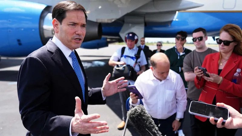 Rubio Calls Cuba a Threat as Havana Rejects US Claims US and Cuba Exchange Strong Statements Marco Rubio has described Cuba as a “national security threat” to the United States, while Cuban officials strongly denied the accusation and called the remarks misleading. Rubio made the comments before traveling to a NATO meeting in Sweden. His statement came shortly after the US government charged former Cuban president Raúl Castro with murder over the 1996 incident in which two planes were shot down, killing several US citizens. The US secretary of state said Washington still prefers a diplomatic solution with Cuba. However, he admitted that reaching a peaceful agreement may be difficult under the current leadership in Havana. Cuba Rejects Terrorism Accusations Cuban Foreign Minister Bruno Rodríguez quickly rejected Rubio’s comments. He said Cuba has never threatened the United States and accused US officials of spreading false information. Rodríguez also denied claims that Cuba supports terrorism in the region. In a statement shared on social media, he accused Washington of increasing pressure on the island and encouraging hostility against the Cuban government. Tensions between both countries have grown in recent months as the Trump administration pushes for political and economic reforms in Cuba. Economic Pressure Increases on Cuba Cuba continues to face serious economic problems, including fuel shortages, food scarcity, and long electricity blackouts. Many experts believe US sanctions and restrictions on oil supplies have made the crisis worse. According to Rubio, Cuba has already accepted a $100 million humanitarian aid package from the United States. At the same time, the US government continues to pressure Havana for major reforms. American officials reportedly want Cuba to allow more foreign investment and reduce the influence of Russian and Chinese intelligence agencies operating on the island. Questions Grow Over Raúl Castro Charges The indictment against Raúl Castro has increased concerns about future US actions toward Cuba. Some political analysts compared the situation to earlier US pressure campaigns against Venezuela and its president, Nicolás Maduro. When reporters asked Rubio whether the US planned to bring Castro to America for trial, he avoided giving direct details. He stated that he would not publicly discuss any possible plans regarding the case.