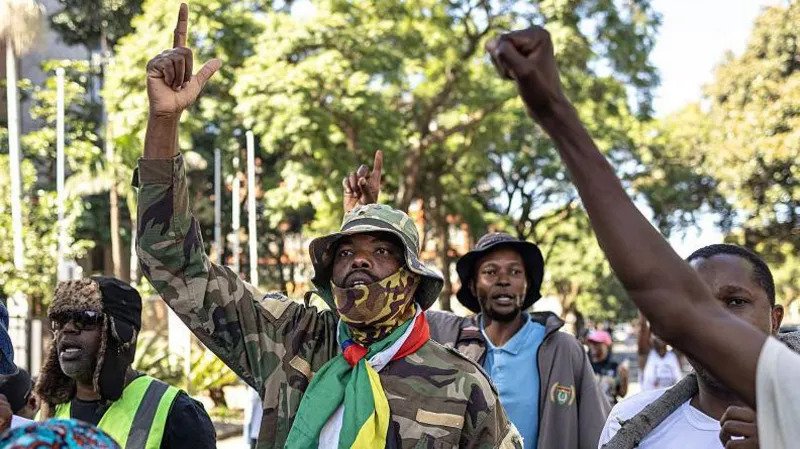 South Africa Denies Viral Videos Showing Xenophobic Attacks South Africa has strongly rejected viral videos and images that allegedly show attacks on foreign nationals. Government officials say the clips are fake and designed to damage the country’s international image. The issue has increased diplomatic tension between South Africa and several African nations. Governments across the continent have expressed concern over reports of growing anti immigrant sentiment and possible threats against foreign citizens living in the country. African Countries Raise Concerns Ghana officially contacted the African Union and asked for discussions on the situation. Ghana described the reports as a serious threat to the safety and wellbeing of Africans living in South Africa. The country also requested a fact finding mission to investigate the claims. Nigeria also raised concerns and offered to help repatriate its citizens who may feel unsafe. Meanwhile, Kenya, Malawi, Lesotho, and Zimbabwe advised their nationals in South Africa to stay alert. South African authorities responded by saying the country has nothing to hide and remains committed to African unity. Government Calls Videos Misleading Minister in the Presidency Khumbudzo Ntshavheni said the circulating footage and images were fake and misleading. According to the government, the content aims to damage South Africa’s reputation and weaken its efforts to promote stronger relations across Africa. The controversy began after several videos spread online over the past two weeks. Some clips appeared to show groups confronting people suspected of being undocumented immigrants. In one widely shared video, a man believed to be from Ghana was reportedly told to return and “fix his country.” Despite the viral content, officials insist many of the claims surrounding the footage are inaccurate or exaggerated. Immigration Protests Continue Thousands of South Africans have recently joined protests in major cities demanding stricter action against illegal immigration. Demonstrators argue that undocumented migration affects jobs, housing availability, and crime levels. The government acknowledged that citizens have the legal right to protest. However, officials warned against violence and unlawful actions during demonstrations. Unlike previous periods of xenophobic unrest in South Africa, authorities say the latest protests have mostly remained peaceful. There have been no confirmed reports of widespread looting or attacks targeting foreign owned businesses. Ramaphosa Says South Africa Welcomes Foreign Nationals Presidential spokespersons for Cyril Ramaphosa stated that South Africa remains a welcoming nation. The presidency also rejected claims that South Africans are generally xenophobic. Xenophobia has remained a sensitive issue in South Africa for years. Past outbreaks of violence against migrants have caused concern across Africa. The latest controversy has once again placed the issue under international attention.