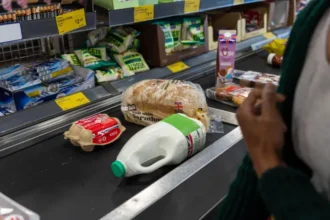 Supermarkets urged to limit food prices by government