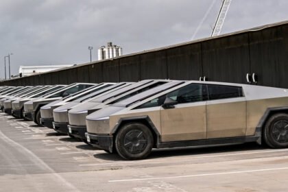 A man in Texas was arrested after driving a Tesla Cybertruck into a lake to test wade mode, causing the vehicle to become submerged and disabled.A man in Texas was arrested after driving a Tesla Cybertruck into a lake to test wade mode, causing the vehicle to become submerged and disabled.