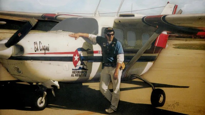 Raúl Castro and the 1996 Florida Straits plane shootdown case Key incident overview In 1996, Cuban military jets shot down two small civilian aircraft in the Florida Straits. The planes were connected to the exile group Brothers to the Rescue. All four people on board died in the attack. The group, based in Miami, carried out flights to search for Cuban migrants trying to reach the United States by sea. Victims of the shootdown The victims were Cuban exiles involved in humanitarian and monitoring work. Their mission focused on spotting makeshift boats and helping migrants in distress during risky crossings. Raúl Castro’s position at the time Raúl Castro held the position of defence minister in Cuba during the incident. He was one of the top military leaders under his brother Fidel Castro’s government. US authorities now link him to decisions connected with the military operation that led to the shootdown. US legal action and indictment US prosecutors have brought criminal charges related to the 1996 incident. The case focuses on conspiracy and the deaths of US nationals during the shootdown. Officials describe the indictment as part of a long effort to address the case, even decades after it happened. Political and historical impact The attack triggered a serious diplomatic crisis between Cuba and the United States. It led to stronger sanctions and shut down any early hope of dialogue between the two countries. At that time, Cuba was already facing a deep economic crisis after the collapse of the Soviet Union. Shortages of food, fuel, and electricity pushed many people to leave the island. Ongoing relevance today The case has returned to attention as Cuba continues to face economic pressure and political uncertainty. Raúl Castro is no longer in office, but he still carries influence within the country’s political system.