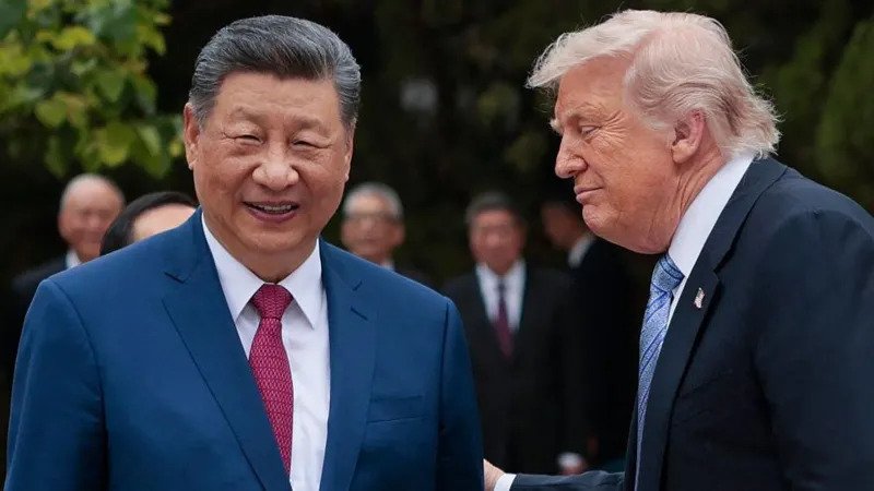 Trump and Xi Hold High Stakes Beijing Summit, Trade Deals Still Unconfirmed Key Takeaways from the Summit US President Donald Trump has left Beijing after a two day meeting with Chinese President Xi Jinping. He described the talks as highly successful and said both sides reached “fantastic trade deals that benefit both countries”. Xi also called the visit historic and important for future relations. Despite the strong statements, neither side has released full details or confirmed any formal agreements. Trade Expectations and Business Focus The summit attracted major attention because it included senior business leaders from agriculture, aviation, electric vehicles, and artificial intelligence chips. Markets were watching closely for trade breakthroughs and an extension of the tariff pause set to expire in November. Trump said China agreed to purchase 200 Boeing aircraft, with a possible future order of 750 more. He also claimed that China would increase soybean imports worth billions of dollars, which he said would support American farmers. However, Chinese officials have not confirmed any of these purchase commitments. Symbolic Diplomacy and Warm Messaging The visit included a full state welcome, official banquet, and high level meetings inside China’s leadership compound. The tone of the summit remained positive throughout, with both leaders stressing cooperation and stability in global trade. Trump also invited Xi to visit Washington in September, while China’s foreign ministry confirmed that Xi is expected to travel to the US in the autumn. Trade Tensions Still Unresolved Key economic issues remain open. Earlier tariff discussions were not addressed during the meeting, according to Trump. Instead, the White House announced plans to create a new “Board of Trade” to manage future economic discussions and avoid immediate tariff negotiations. US officials say more technical work is needed before any announced measures take effect. Meanwhile, China emphasized that trade relations should focus on mutual benefit and long term stability. Ongoing Uncertainty in US China Trade Relations Although both sides expressed optimism, no verified trade deal has been finalized. The status of the earlier tariff truce and rare earth export easing also remains unclear, leaving global markets waiting for concrete outcomes.