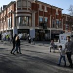 UK Net Migration Falls Sharply to 171,000 as Policy Tightens and Asylum Claims Drop Net migration hits lowest level in years Net migration in the United Kingdom has dropped to around 171,000 in the latest figures, according to Home Office data. This is nearly half the level recorded in 2024 and the lowest seen since 2012, excluding the pandemic years. Officials link the fall mainly to fewer arrivals from outside the European Union, especially for work and study. Fewer people are also coming to the country overall compared with recent years. Asylum claims remain high despite decline Asylum applications also fell slightly. About 93,525 people claimed asylum in the UK in the year to March 2026, which is 12% lower than the previous year. Even with this drop, the number is still more than double the pre pandemic level, showing that pressure on the asylum system remains high. Government response and political debate Prime Minister Sir Keir Starmer said the latest data shows progress but stressed that more action is needed. He said the government is building a skills based migration system designed to reduce dependence on overseas labour and focus on contribution. Home Secretary Shabana Mahmood said the figures reflect efforts to bring “order and control” to the borders. In contrast, opposition figures argued that stronger action is still required. Policy changes shaping migration trends Several policy changes introduced in 2024 and continued by the current government have played a major role in reducing migration.