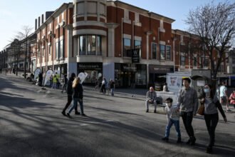 UK Net Migration Falls Sharply to 171,000 as Policy Tightens and Asylum Claims Drop Net migration hits lowest level in years Net migration in the United Kingdom has dropped to around 171,000 in the latest figures, according to Home Office data. This is nearly half the level recorded in 2024 and the lowest seen since 2012, excluding the pandemic years. Officials link the fall mainly to fewer arrivals from outside the European Union, especially for work and study. Fewer people are also coming to the country overall compared with recent years. Asylum claims remain high despite decline Asylum applications also fell slightly. About 93,525 people claimed asylum in the UK in the year to March 2026, which is 12% lower than the previous year. Even with this drop, the number is still more than double the pre pandemic level, showing that pressure on the asylum system remains high. Government response and political debate Prime Minister Sir Keir Starmer said the latest data shows progress but stressed that more action is needed. He said the government is building a skills based migration system designed to reduce dependence on overseas labour and focus on contribution. Home Secretary Shabana Mahmood said the figures reflect efforts to bring “order and control” to the borders. In contrast, opposition figures argued that stronger action is still required. Policy changes shaping migration trends Several policy changes introduced in 2024 and continued by the current government have played a major role in reducing migration.