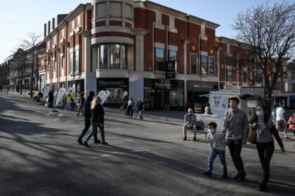 UK Net Migration Falls Sharply to 171,000 as Policy Tightens and Asylum Claims Drop Net migration hits lowest level in years Net migration in the United Kingdom has dropped to around 171,000 in the latest figures, according to Home Office data. This is nearly half the level recorded in 2024 and the lowest seen since 2012, excluding the pandemic years. Officials link the fall mainly to fewer arrivals from outside the European Union, especially for work and study. Fewer people are also coming to the country overall compared with recent years. Asylum claims remain high despite decline Asylum applications also fell slightly. About 93,525 people claimed asylum in the UK in the year to March 2026, which is 12% lower than the previous year. Even with this drop, the number is still more than double the pre pandemic level, showing that pressure on the asylum system remains high. Government response and political debate Prime Minister Sir Keir Starmer said the latest data shows progress but stressed that more action is needed. He said the government is building a skills based migration system designed to reduce dependence on overseas labour and focus on contribution. Home Secretary Shabana Mahmood said the figures reflect efforts to bring “order and control” to the borders. In contrast, opposition figures argued that stronger action is still required. Policy changes shaping migration trends Several policy changes introduced in 2024 and continued by the current government have played a major role in reducing migration.