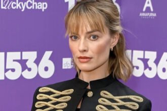 Margot Robbie backs the Tudor drama 1536 as it transfers to London’s West End, highlighting its focus on ordinary women during Anne Boleyn’s