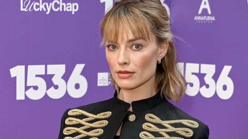 Margot Robbie backs the Tudor drama 1536 as it transfers to London’s West End, highlighting its focus on ordinary women during Anne Boleyn’s