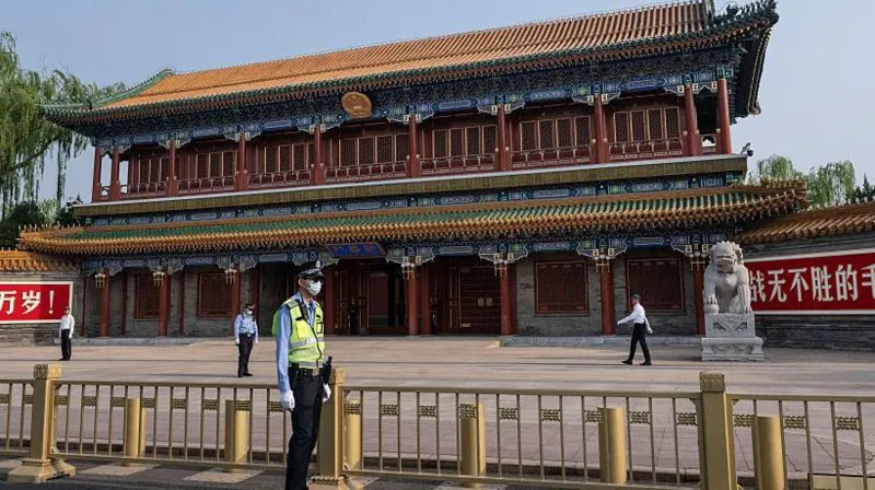 Trump Visits Zhongnanhai During High Profile Beijing Summit With Xi Jinping Rare Tour Highlights Growing Diplomatic Warmth Between China and the US US President Donald Trump wrapped up his Beijing visit with a rare tour of Zhongnanhai, the highly secured compound that serves as the political center of China’s leadership. Chinese President Xi Jinping personally guided Trump through the historic site during the final moments of their two day summit in Beijing. The visit attracted global attention because Zhongnanhai is normally closed to foreign visitors. Located near Tiananmen Square, the centuries old compound functions as the main residence and workplace for China’s top Communist Party officials. Originally built during the 14th Century as a royal retreat for Chinese emperors, Zhongnanhai later became the headquarters of China’s Communist government after 1949. Today, it remains one of the country’s most important political locations. Xi Jinping Gives Trump a Personal Tour During the walk through the gardens and lakes of Zhongnanhai, Trump admired the carefully maintained landscape and ancient trees. He reportedly praised the roses inside the compound, calling them some of the most beautiful flowers he had ever seen. Xi responded warmly and promised to send Trump seeds from the Chinese roses they viewed together. Trump welcomed the gesture and described it as “great.” The Chinese president also pointed out several historic trees inside the compound that are estimated to be between 200 and 400 years old. Trump appeared surprised by their age, while Xi added that China is home to trees that are over 1,000 years old. Zhongnanhai Visit Seen as Symbolic Gesture Political analysts view the invitation as a strong diplomatic signal from Beijing. Access to Zhongnanhai is extremely limited, and Chinese leaders rarely host foreign officials there. While speaking with Trump, Xi explained that visits by foreign leaders to the compound are “extremely rare.” He mentioned that Russian President Vladimir Putin had previously visited the site. Belarusian President Alexander Lukashenko also toured the compound last year. Several former US presidents have entered Zhongnanhai in the past, including Barack Obama, George W. Bush, and Richard Nixon during his historic 1972 trip to China. Summit Focused on Trade and Global Tensions The Beijing summit took place at a sensitive time for relations between Washington and Beijing. Trade disagreements and concerns surrounding the Iran conflict had increased tensions between both countries in recent months. Despite those issues, both leaders maintained a positive tone throughout the visit. Trump described the trip as “incredible,” while Xi spoke about building a “new bilateral relationship” between the two global powers. Although the summit featured major ceremonial moments and strong public messaging, neither side released detailed policy agreements following the talks.