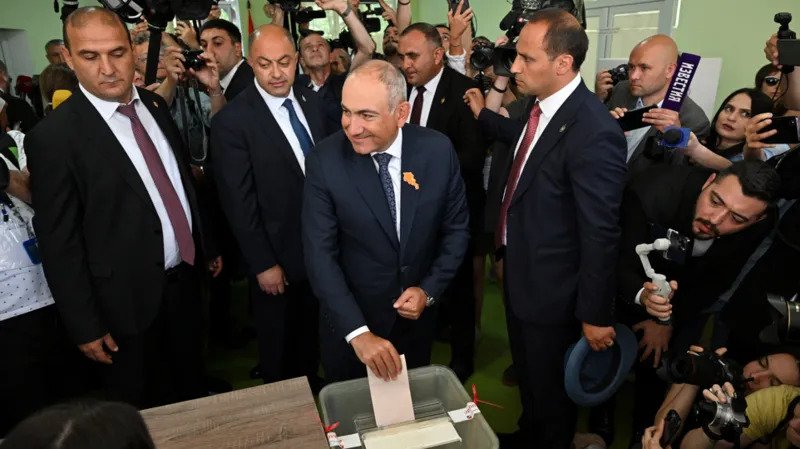 Armenia Election 2026: Pashinyan’s Party Wins as Country Balances West and Russia Pro-West Victory in Armenia’s Election Armenia’s ruling Civil Contract Party, led by Prime Minister Nikol Pashinyan, has won a key parliamentary election seen as a turning point in the country’s foreign policy direction. The party secured 49.8 percent of the vote, ahead of the Strong Armenia Alliance with 23.2 percent. The Armenia Alliance finished third with 9.9 percent. Although the result showed strong support, early projections indicated Civil Contract crossed the 50 percent mark, allowing Pashinyan to declare victory. Election Held in a Tense Political Climate The vote came after a difficult period for Armenia, following its military defeat against Azerbaijan in 2023. That loss reshaped domestic politics and intensified debate over whether Armenia should move closer to the West or maintain its long standing ties with Russia. Turnout reached 59 percent, according to the electoral commission. Nineteen political groups took part, but only a few managed to secure seats in parliament. Foreign Policy Divide Between West and Russia Pashinyan has pushed for stronger relations with Europe and Western partners. After the results, France and the European Union congratulated him and welcomed Armenia’s continued engagement with the West. Russia responded with criticism. Foreign ministry spokesperson Maria Zakharova claimed opposition parties faced heavy pressure and alleged Western interference. She also said the election reflected deep political division inside Armenian society. Opposition Parties and Political Landscape Several opposition groups with pro Russian leanings failed to challenge the ruling party effectively. The Prosperous Armenia party, led by businessman Gagik Tsarukyan, received 4 percent of the vote. Other opposition forces, including the Strong Armenia Alliance and Armenia Alliance, are linked to influential figures with close ties to Russia. Despite this, they were unable to gain significant ground against Civil Contract. Shifting Public Support for Pashinyan Public backing for Pashinyan has dropped over time, falling from about 54 percent in 2021 to nearly 30 percent in recent polls. Even so, his party maintained a leading position in this election, highlighting a fragmented opposition and a divided electorate.