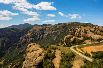 British Paraglider Dies in Spain’s Catalonia Region After Accident A 63 year old British man has died after a paragliding accident in Spain’s north eastern Catalonia region, according to local authorities. Emergency teams were called to Palau de Noguera, near the town of Tremp, at around 13:30 local time on Wednesday. The area sits close to Àger, a well known spot in the Pyrenees popular with paragliders and hang gliders. Rescuers reached the man after the crash and found him seriously injured. They gave first aid at the scene. Medical teams arrived soon after, but he could not be saved and was later confirmed dead. The UK Foreign Office said it is supporting the family following the death of a British citizen in Spain. Accident area and response Palau de Noguera lies in a mountainous region often used for adventure sports. Local reports suggest the man may have become tangled in power lines before hitting the ground, although officials have not confirmed the cause. Catalan emergency services deployed three fire brigades and two medical units to the scene. Police from the Mossos d’Esquadra also worked with several investigation and public safety teams to manage the response. Authorities are expected to formally inform the family through British consular channels.