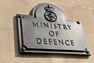 British Soldier Killed in Iraq Training Exercise Accident Incident Reported in Northern Iraq A British Army soldier has died after a training exercise accident in northern Iraq on Sunday. The Ministry of Defence confirmed the incident and said it involved service personnel taking part in a routine exercise. Defence Secretary Confirms Death in Parliament Defence Secretary John Healey informed the House of Commons on Monday about the fatal incident. He said a training accident took place the previous day and resulted in the death of a British soldier serving in the region. Family Notified and Privacy Requested Officials confirmed that the soldier’s family has already been informed about the death. They have also requested time and privacy before any further details are made public. Official Response and Condolences John Healey expressed sympathy while addressing Parliament. He said thoughts from across the House are with the soldier’s family and fellow unit members during this difficult time. Ongoing Military Context The British Army regularly conducts training operations in northern Iraq as part of international defence cooperation and security missions. Investigations into the incident are expected to follow standard military procedures.
