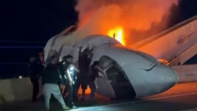 Bystanders Help Rescue Passengers After Fiery Private Jet Crash in Texas Quick action at the crash site A private jet traveling from Los Cabos, Mexico to Austin, Texas crashed onto a motorway near Laredo after reporting serious mechanical trouble. The plane went down close to Laredo airport and burst into flames on impact. Nearly a dozen bystanders and emergency responders rushed in to help. Using tools like a shovel and a sledgehammer, they forced open a door and pulled trapped passengers out before the fire spread further. Casualties and survivors Authorities confirmed that six people were onboard. One person died in the crash, while five others survived and were taken to hospital. Officials said the survivors are in stable condition. The identity of the person who died has not been released. Vehicle struck during impact Investigators said the aircraft also hit a vehicle during the crash on Loop 20 motorway. It is still unclear which part of the plane struck the vehicle. Emergency response and injuries Thick smoke and fire covered the wreckage, according to videos shared online. Five first responders were treated for smoke inhalation after helping at the scene. Road closure and investigation Loop 20 remains closed as investigators continue their work. The probe involves local police, the Federal Bureau of Investigation, and the National Transportation Safety Board. Officials expect the road to stay shut while they examine the cause of the crash and the mechanical issues reported before impact.