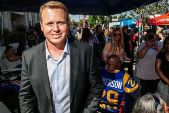 Reality TV Star Spencer Pratt Enters Los Angeles Mayoral Race From television fame to political ambition Spencer Pratt, once known for his role as a controversial personality on The Hills, is now competing for a very different position. He has entered the race for mayor of Los Angeles, the second largest city in the United States. Pratt, who is forty two years old, previously worked in publicity and later appeared on Celebrity Big Brother. His shift from entertainment to politics has attracted attention across the city, especially as he positions himself as a political outsider challenging established leaders. A competitive and crowded election field The Los Angeles mayoral race includes more than thirty candidates. It is a non partisan primary, meaning all candidates compete in the same round regardless of political party. If a candidate receives more than half of the total votes, they win directly. If not, the top two move forward to the general election in November. Recent polling shows Mayor Karen Bass leading with twenty six percent support from likely voters. City council member Nithya Raman follows closely with twenty five percent. Spencer Pratt is not far behind with twenty two percent, placing him within striking distance of the top candidates. Strong fundraising performance boosts visibility One of the most surprising developments in Pratt’s campaign is his fundraising strength. Between mid April and mid May, he raised about two point seven million dollars. This amount is significantly higher than what his main competitors raised during the same period. His campaign team has used social media heavily, including short video content and promotional clips that have gained attention online. This digital approach has helped him reach voters beyond traditional political channels. Campaign message focused on city challenges Pratt has centered his campaign on issues such as public safety, homelessness, and city cleanliness. He has also linked his campaign to the major wildfires that impacted Los Angeles in the previous year, including the loss of his own home. He argues that the city needs stronger leadership and better crisis response. His proposals include mandatory treatment programs for drug addiction and broader reforms aimed at improving public order. Criticism from political opponents Established politicians have questioned Pratt’s experience and readiness for office. Mayor Karen Bass has criticized his background, stating that he lacks experience in government and has not demonstrated understanding of city issues. Nithya Raman has also raised concerns, describing Pratt as someone who promotes unrealistic solutions and questioning his approach to complex urban problems. Experts question his long term chances Political analysts suggest that while Pratt has gained attention, his path to victory remains difficult. Los Angeles has not elected a Republican mayor in more than twenty years, and the city tends to lean strongly toward progressive candidates. Experts also note that Pratt’s support base appears limited compared to the broader and more diverse population of Los Angeles. Pratt responds to criticism Pratt has defended his campaign by arguing that practical thinking matters more than political experience. He claims that his approach is focused on solving problems that residents see every day. According to him, the city needs change rather than traditional political methods.