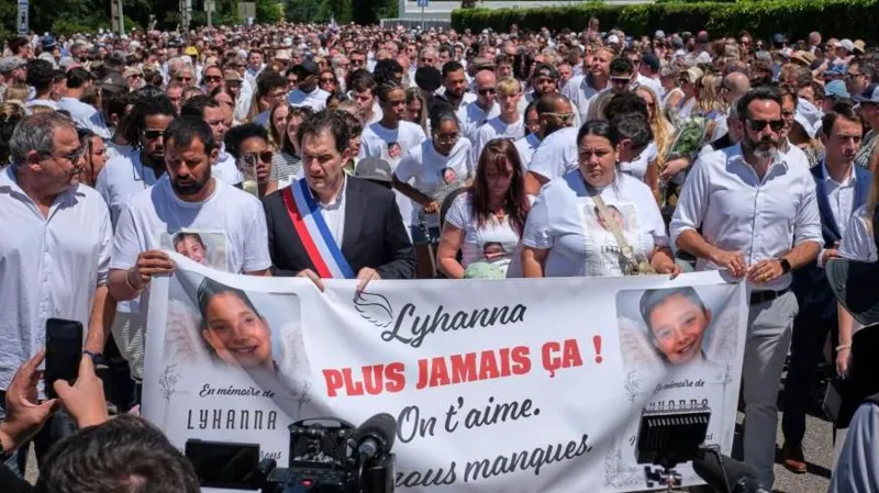 Funeral held in Fleurance as community grieves An 11 year old girl, Lyhanna, was laid to rest in the town of Fleurance in south western France. Family, friends, and local residents attended the funeral to pay their final respects. The town showed public support with flags lowered at local institutions. Public anger grows over missed warnings The case has triggered strong public reaction across the region. Many residents are questioning how authorities handled earlier warnings linked to the suspected attacker. Officials had been alerted months before the killing about allegations involving the main suspect, Jérôme Barella. However, no formal questioning took place at that time. Separate intelligence reports also suggested possible concerning online activity. That information was reviewed but later treated as low priority. Investigation expands to suspect’s family The investigation has widened beyond the main suspect. Authorities have placed his brother under investigation following rape allegations made by two women, including one who was underage at the time of the alleged incident. He denies the claims. The suspect’s father is also under investigation in a separate case involving historical abuse allegations. He has denied all accusations. Case raises questions about police response Lyhanna disappeared after being seen leaving school with the suspect’s daughter. Her body was later found on a nearby farm after a search operation. The case has now become a wider national concern. Critics are questioning why earlier reports were not acted on more quickly and why multiple warnings did not lead to stronger preventive action.