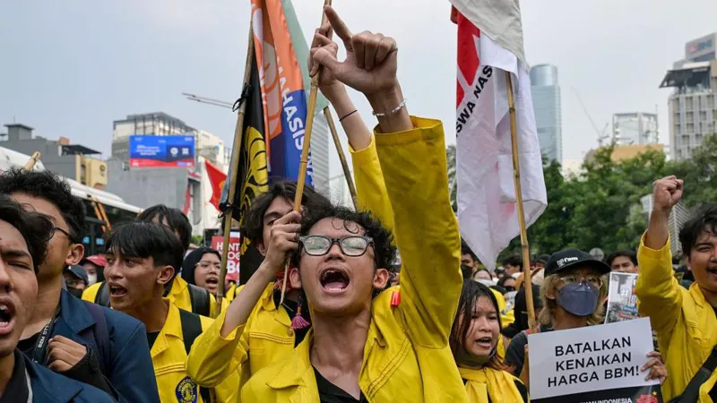 Student Protests Erupt in Jakarta Hundreds of university students gathered in Indonesia’s capital on Friday. They protested against government policies they believe are hurting the economy. Many warned that continued wasteful spending could push the country toward financial trouble. The demonstrations took place amid growing public frustration over economic management and rising living costs. Concerns Over Government Spending and Free Meals Program Protesters urged President Prabowo Subianto to cut what they called unnecessary state spending. They also demanded the cancellation of a major free meals program. Students said the program has faced serious problems, including food safety incidents and corruption concerns. They argued that public funds should be used more carefully. The program remains a key part of the president’s agenda and was central during his election campaign. Government officials say it aims to reduce child malnutrition and improve education outcomes. Fuel Price Increase Sparks Public Anger Students also opposed recent fuel price increases introduced by state energy authorities. Prices for widely used fuel types rose significantly, increasing pressure on household budgets. Many protesters said rising fuel costs are making daily life more difficult, especially for middle income families. A student voice at the protest said living costs are rising while wages remain under pressure, adding to public frustration. Clashes at Key Jakarta Landmark Tensions rose as students attempted to march toward a central landmark in Jakarta. Police formed barricades to block their path. Some demonstrators pushed against the barriers, and objects were thrown during the confrontation. Police used shields to control the crowd. No confirmed reports of serious injuries appeared at the time. Social media users shared updates under a slogan that expressed fears about the country’s economic direction. Rising Economic Pressure and Public Debate The protests come during a period of currency weakness and wider economic concern. The local currency has recently dropped to new lows, adding to financial anxiety among citizens. Public debate has grown around government priorities, especially large scale social programs versus economic stability. Critics argue that spending decisions need tighter control. Officials continue to defend current policies, saying they are designed for long term national development.