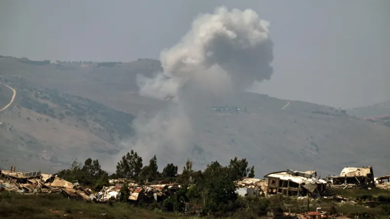 Israel Intensifies Strikes in Southern Lebanon Amid US Criticism Ongoing Cross Border Violence Escalates Israeli forces carried out new air and drone strikes in southern Lebanon, according to Lebanese state media. The attacks hit several areas, including Mansouri, Aaziyyeh, Nabatieh al Fawqa, and Kfar Tebnit. Several people were injured. Israel has not issued a direct comment on these latest strikes. However, its military confirmed that five of its soldiers were injured in a drone attack carried out by Hezbollah, the Iran backed armed group operating from Lebanon. Political Pressure From United States US President Donald Trump publicly criticized Israel’s actions in Lebanon. Speaking at an international summit in France, he said Israel needed to act more responsibly in the region. He also said the conflict with Hezbollah has continued for too long and warned that civilian suffering is increasing. Trump stated he maintains a strong relationship with Israel’s leadership but disagreed with recent military decisions. Regional Tensions Around US Iran Agreement The strikes come after a reported US Iran understanding aimed at reducing wider regional conflict. Pakistan has said the agreement also includes steps related to Lebanon. Despite this, violence between Israel and Hezbollah has continued since the announcement. Both sides have exchanged attacks, including rockets and air strikes. Earlier strikes on Beirut added further pressure on diplomatic efforts to stabilize the situation. Leadership Statements and Escalation Risks Israeli Prime Minister Benjamin Netanyahu said Israeli forces would remain in Lebanon as long as necessary. Iran’s military leadership warned Israel of a strong response if attacks in southern Lebanon continue. Lebanon’s health ministry reports that more than 3,800 people have died since the conflict escalated. The figures include both fighters and civilians. Israeli officials report casualties on both sides of the border, including soldiers and civilians. Background of the Conflict The conflict intensified after Hezbollah launched rockets toward Israel following earlier regional tensions involving Iran. Israel responded with widespread air strikes and ground operations in southern Lebanon. Since then, cross border fighting has continued, drawing in regional and international attention.