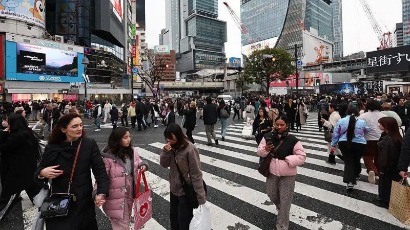 Shibuya Introduces Instant Fines for Littering in Busy Tourist Areas New Fine System Starts in Shibuya Shibuya Ward in Tokyo has started issuing instant fines for littering in busy public areas. The penalty is 2,000 yen, which is about 13 dollars or 9 pounds. The rule began this week and targets both residents and tourists. Officials say the measure is designed to keep one of Japan’s busiest entertainment districts clean. Shibuya Crossing, one of the most visited landmarks in Japan, sits at the centre of this campaign. Growing Tourism Pressure in Japan Japan has seen a sharp rise in international visitors. The country welcomed a record 42.7 million tourists in 2025. This surge has created new pressure on public spaces, especially in major cities like Tokyo. Local authorities report more cases of public drinking and littering in crowded tourist zones. Officials say this behaviour has increased concerns among residents and businesses. How the Fine System Works The new system allows enforcement officers to issue fines immediately. People can pay using cash, bank cards, or QR code payments. Around 50 officers will patrol key areas to enforce the rules. Authorities have also asked food and drink businesses to install waste bins where possible. The goal is to reduce litter before it appears on the streets. Officials in Shibuya stated that littering will not be accepted simply because bins are limited. They said the aim is to create a cleaner and more comfortable city for everyone. Why Japan Has Few Public Bins Public rubbish bins are not common in many parts of Japan. One reason is safety concerns linked to past security incidents. As a result, visitors often struggle to find places to dispose of waste. A recent survey showed that the lack of bins is one of the biggest complaints among tourists. More than 20 percent of respondents mentioned it as a major inconvenience. Tourism Strain Beyond Tokyo Other parts of Japan are also feeling the effects of rising tourism. Near Mount Fuji, the town of Fujiyoshida has experienced traffic congestion and litter problems. Local authorities even cancelled a popular cherry blossom festival due to overcrowding. National Efforts to Manage Overtourism Japan is introducing several measures to manage visitor numbers. These include higher tourist taxes and digital tools that show real time crowd levels in popular destinations. The aim is to balance tourism growth with local quality of life.