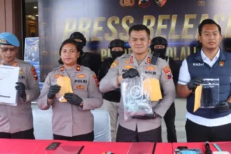Indonesia Satay Poisoning Case: Man Arrested Over Alleged Mother in Law Murder Incident Overview Police in Central Java, Indonesia have arrested a 40 year old man, Purwadi Wahyudi, over the alleged killing of his mother in law. Authorities say he sent poisoned chicken satay to her home after feeling disrespected by her. The victim, identified as Aminah, was 57 years old. Investigators believe the food delivery was part of a planned attack. How the Alleged Poisoning Happened According to police, Purwadi ordered chicken satay on 18 May. He is accused of mixing the food with rat poison and toxic chemicals before sending it to Aminah through a courier service. Detectives say he also tried to hide his identity by using a delivery app account under his sister in law’s name and photo. He then arranged the delivery to appear as if it came from someone else. Police added that the accused also attempted to mislead investigators by shifting suspicion toward his sister in law. Discovery and Investigation Aminah was later found dead at her home. Her body showed signs of vomiting and unusual circumstances that raised concern among family members. After the burial, relatives suspected that her death was not natural. They informed police, which led to further investigation. Her body was later exhumed for forensic examination. Medical tests showed signs of poisoning in major organs along with traces of toxic substances. A neighbour also reported unusual activity near the home, including dead chickens near a coop. Police Findings Investigators stated that the case showed signs of careful planning. The delivery driver also became suspicious during the process, as the person behind the order did not match the expected identity. The satay seller further noted that the packaging appeared different at the time of delivery, which added to doubts about tampering. Police have detained Purwadi as a suspect. He has not yet been formally charged with murder. Under Indonesian law, murder cases can carry severe penalties, including long prison sentences or capital punishment. Legal Status Authorities are continuing the investigation to confirm intent, method, and motive. The case remains under review as forensic and digital evidence is examined.