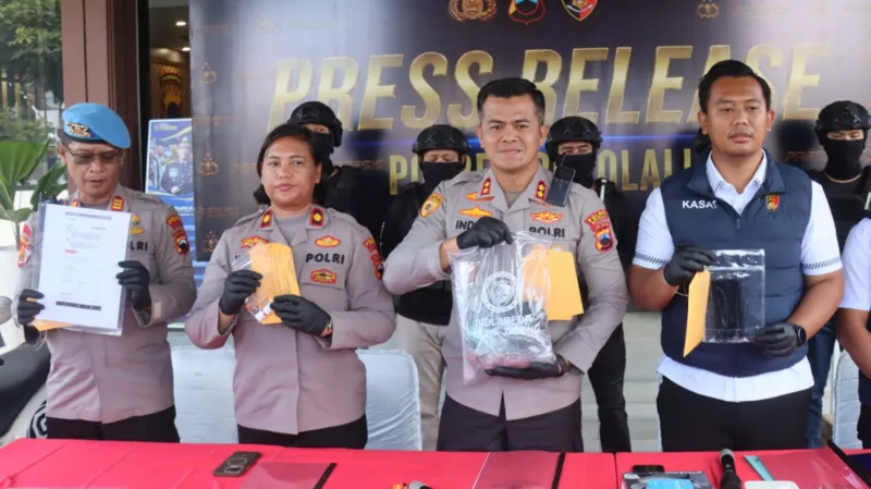 Indonesia Satay Poisoning Case: Man Arrested Over Alleged Mother in Law Murder Incident Overview Police in Central Java, Indonesia have arrested a 40 year old man, Purwadi Wahyudi, over the alleged killing of his mother in law. Authorities say he sent poisoned chicken satay to her home after feeling disrespected by her. The victim, identified as Aminah, was 57 years old. Investigators believe the food delivery was part of a planned attack. How the Alleged Poisoning Happened According to police, Purwadi ordered chicken satay on 18 May. He is accused of mixing the food with rat poison and toxic chemicals before sending it to Aminah through a courier service. Detectives say he also tried to hide his identity by using a delivery app account under his sister in law’s name and photo. He then arranged the delivery to appear as if it came from someone else. Police added that the accused also attempted to mislead investigators by shifting suspicion toward his sister in law. Discovery and Investigation Aminah was later found dead at her home. Her body showed signs of vomiting and unusual circumstances that raised concern among family members. After the burial, relatives suspected that her death was not natural. They informed police, which led to further investigation. Her body was later exhumed for forensic examination. Medical tests showed signs of poisoning in major organs along with traces of toxic substances. A neighbour also reported unusual activity near the home, including dead chickens near a coop. Police Findings Investigators stated that the case showed signs of careful planning. The delivery driver also became suspicious during the process, as the person behind the order did not match the expected identity. The satay seller further noted that the packaging appeared different at the time of delivery, which added to doubts about tampering. Police have detained Purwadi as a suspect. He has not yet been formally charged with murder. Under Indonesian law, murder cases can carry severe penalties, including long prison sentences or capital punishment. Legal Status Authorities are continuing the investigation to confirm intent, method, and motive. The case remains under review as forensic and digital evidence is examined.