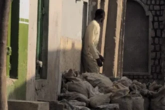 Nigerian Man Jailed After Storing Human Waste Outside Home Court action taken after neighbours report severe smell in Kano A man in northern Nigeria has been jailed for two weeks after neighbours complained that he kept bags of human waste outside his home, causing a strong and unbearable smell in the area. The case was heard in the city of Kano after residents alerted environmental officials about the situation. Authorities later took Mohammed Saidu to court over public health concerns linked to the stored waste. Neighbours raised alarm over health and smell Residents said the odour from the property made daily life difficult. Some reported that they could not sit outside or relax in their homes because of the smell. One neighbour, Samaila Inuwa, said people first tried to resolve the issue directly with Saidu. He added that the warnings were ignored and the situation continued. Local chief Musa Abdullahi also said he was informed early on and spoke to Saidu after the first complaints. He said the waste was removed at one point, but later returned. Waste linked to fertiliser practice Saidu works emptying septic tanks. He is believed to have stored the waste for resale to farmers, where human waste is sometimes used as fertiliser in the region. The practice exists in some areas but is rarely discussed openly. Reports suggest nearly 50 bags of waste were seen at the property when complaints were first raised. Court ruling and penalty Saidu admitted in court to the charge of endangering public health. A magistrate visited the site before issuing the ruling and ordered that the waste be removed completely. He was sentenced to 14 days in prison and fined 100,000 naira, equal to about 55 dollars. The court also warned him not to repeat the act. Authorities said the situation improved after the case was taken to court, with residents reporting that the smell had stopped and normal life had returned.