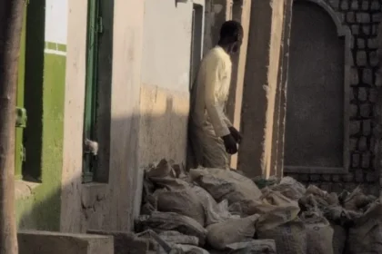 Nigerian Man Jailed After Storing Human Waste Outside Home Court action taken after neighbours report severe smell in Kano A man in northern Nigeria has been jailed for two weeks after neighbours complained that he kept bags of human waste outside his home, causing a strong and unbearable smell in the area. The case was heard in the city of Kano after residents alerted environmental officials about the situation. Authorities later took Mohammed Saidu to court over public health concerns linked to the stored waste. Neighbours raised alarm over health and smell Residents said the odour from the property made daily life difficult. Some reported that they could not sit outside or relax in their homes because of the smell. One neighbour, Samaila Inuwa, said people first tried to resolve the issue directly with Saidu. He added that the warnings were ignored and the situation continued. Local chief Musa Abdullahi also said he was informed early on and spoke to Saidu after the first complaints. He said the waste was removed at one point, but later returned. Waste linked to fertiliser practice Saidu works emptying septic tanks. He is believed to have stored the waste for resale to farmers, where human waste is sometimes used as fertiliser in the region. The practice exists in some areas but is rarely discussed openly. Reports suggest nearly 50 bags of waste were seen at the property when complaints were first raised. Court ruling and penalty Saidu admitted in court to the charge of endangering public health. A magistrate visited the site before issuing the ruling and ordered that the waste be removed completely. He was sentenced to 14 days in prison and fined 100,000 naira, equal to about 55 dollars. The court also warned him not to repeat the act. Authorities said the situation improved after the case was taken to court, with residents reporting that the smell had stopped and normal life had returned.