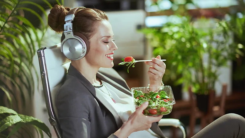 We often think we choose food based only on hunger or taste. In reality, our senses shape most of our eating decisions. Sight, sound, smell, touch, and even expectations all influence what we buy and how much we eat. Researchers say these hidden cues can be used in a positive way to support healthier eating habits. 1. Your eyes shape your food choices Food that looks bright and attractive often feels more appealing. Color plays a strong role in how we judge freshness and taste before we even eat. People tend to see green, brown, and white foods as healthier, while red, yellow, and shiny packaging often feels more indulgent. 2. Packaging affects appetite The design of food packaging can change how much we want to eat something. Bright colors and glossy finishes grab attention and increase cravings. One simple way to reduce this effect is to store snacks in plain, opaque containers so the packaging does not trigger unnecessary eating. 3. Store placement influences buying decisions Food placement in stores strongly impacts what we pick. Items placed at eye level are more likely to be chosen because they are easier to notice. Products placed near checkouts also tempt shoppers to make extra unplanned purchases. 4. Sound changes taste perception Eating is not only about taste buds. Sounds like crunching, sizzling, or fizzing can make food feel more enjoyable. These sound cues can increase satisfaction and influence how much we eat. 5. Smell prepares the brain for eating Smell is closely linked to taste. Even before food touches the tongue, aroma signals the brain about flavor and freshness. Strong food smells can increase appetite and lead to larger portions. 6. Environment affects portion size Lighting, background music, and surroundings all influence eating behavior. People often eat more in relaxed environments where distractions reduce awareness of portion size. 7. Small sensory changes support healthier eating Simple changes in your environment can help guide better choices. Using smaller plates, reducing visual exposure to sweets, and choosing calmer eating spaces can support more mindful eating habits.