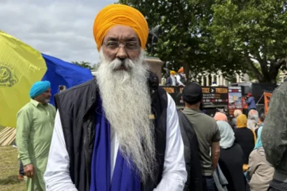 Sikh group demands public inquiry A Sikh organisation has asked the government to launch a public inquiry into what it calls serious failures linked to the death of 18 year old student Henry Nowak. The group says the case has raised public confusion and harmed community relations. Incident details in Southampton Henry Nowak was killed in Southampton in December 2025. The attacker, 23 year old Vickrum Digwa, used a knife during the incident. Digwa later said he carried one of the blades as part of his Sikh religious practice. Concerns raised by Sikh Federation Dabinderjit Singh, who leads political engagement at the Sikh Federation, has written to senior officials including the Home Secretary, Justice Secretary, and Attorney General. He argues that incorrect claims about the weapon have caused serious harm to how Sikhs are viewed in public debate. He also attended a march in London where the issue was highlighted. Bodycam footage and inquest plans Police bodycam footage released with family permission shows Henry Nowak repeatedly saying he could not breathe while injured and in handcuffs after being stabbed. Authorities have confirmed that a jury inquest will examine the wider circumstances next year. Legal context around ceremonial blades Current law allows practising Sikhs to carry a small ceremonial blade called a kirpan when it is kept close to the body for religious reasons. However, using any blade in violence makes it illegal. The Criminal Justice Act 1988 also recognises religious and cultural items such as ceremonial blades worn in national dress. This includes traditional Scottish dress items. If such an item is used in an attack, it becomes an offensive weapon under the law. Dispute over the weapon used Reports confirm Digwa carried two blades. One was described as a small kirpan. The second blade was used in the fatal attack. The Sikh Federation and the Network of Sikh Organisations argue that the second blade was not a kirpan. They describe it as a Persian style blade linked to a warrior tradition within the Nihang community. The Crown Prosecution Service maintains that Digwa chose to carry both blades and used one of them in the attack. The trial judge agreed with this view during the case.
