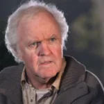 Incident in Tarzana Home Actor James Handy, aged 81, has died after a violent attack at his home in Tarzana, Los Angeles. Police said he was found in the front garden with multiple stab wounds to his chest after emergency calls were made on Wednesday. Officers arrived after a caller reported unusual activity and made alarming statements during the call to emergency services. Arrest Made in the Case Authorities arrested a 44 year old man, identified as the son of Handy’s girlfriend, on suspicion of murder. Police confirmed that he lived at the same property. Officials reported that the suspect approached responding officers and admitted involvement in the incident. He was taken into custody and booked at Van Nuys Jail. His bail was set at two million dollars. Investigators believe this was an isolated case and said there is no ongoing risk to the public. Career in Film and Television James Handy built a long acting career across six decades. He appeared in many well known television series and films, usually in supporting roles. His credits include appearances in NYPD Blue, Law and Order, CSI New York, NCIS, The West Wing, The X Files, Alias, Castle, and Murder She Wrote. He also appeared in films such as Jumanji and Arachnophobia. One of his most recent roles was in Top Gun Maverick released in 2022, where he played a bartender connected to the character played by Jennifer Connelly. Tributes from Industry Figures Following news of his death, colleagues and writers in the entertainment industry shared tributes. Many described him as a skilled character actor who consistently delivered strong performances even in smaller roles. Writers and producers who worked with him said he brought depth and reliability to every appearance on screen.