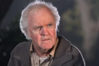 Incident in Tarzana Home Actor James Handy, aged 81, has died after a violent attack at his home in Tarzana, Los Angeles. Police said he was found in the front garden with multiple stab wounds to his chest after emergency calls were made on Wednesday. Officers arrived after a caller reported unusual activity and made alarming statements during the call to emergency services. Arrest Made in the Case Authorities arrested a 44 year old man, identified as the son of Handy’s girlfriend, on suspicion of murder. Police confirmed that he lived at the same property. Officials reported that the suspect approached responding officers and admitted involvement in the incident. He was taken into custody and booked at Van Nuys Jail. His bail was set at two million dollars. Investigators believe this was an isolated case and said there is no ongoing risk to the public. Career in Film and Television James Handy built a long acting career across six decades. He appeared in many well known television series and films, usually in supporting roles. His credits include appearances in NYPD Blue, Law and Order, CSI New York, NCIS, The West Wing, The X Files, Alias, Castle, and Murder She Wrote. He also appeared in films such as Jumanji and Arachnophobia. One of his most recent roles was in Top Gun Maverick released in 2022, where he played a bartender connected to the character played by Jennifer Connelly. Tributes from Industry Figures Following news of his death, colleagues and writers in the entertainment industry shared tributes. Many described him as a skilled character actor who consistently delivered strong performances even in smaller roles. Writers and producers who worked with him said he brought depth and reliability to every appearance on screen.