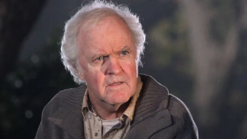 Incident in Tarzana Home Actor James Handy, aged 81, has died after a violent attack at his home in Tarzana, Los Angeles. Police said he was found in the front garden with multiple stab wounds to his chest after emergency calls were made on Wednesday. Officers arrived after a caller reported unusual activity and made alarming statements during the call to emergency services. Arrest Made in the Case Authorities arrested a 44 year old man, identified as the son of Handy’s girlfriend, on suspicion of murder. Police confirmed that he lived at the same property. Officials reported that the suspect approached responding officers and admitted involvement in the incident. He was taken into custody and booked at Van Nuys Jail. His bail was set at two million dollars. Investigators believe this was an isolated case and said there is no ongoing risk to the public. Career in Film and Television James Handy built a long acting career across six decades. He appeared in many well known television series and films, usually in supporting roles. His credits include appearances in NYPD Blue, Law and Order, CSI New York, NCIS, The West Wing, The X Files, Alias, Castle, and Murder She Wrote. He also appeared in films such as Jumanji and Arachnophobia. One of his most recent roles was in Top Gun Maverick released in 2022, where he played a bartender connected to the character played by Jennifer Connelly. Tributes from Industry Figures Following news of his death, colleagues and writers in the entertainment industry shared tributes. Many described him as a skilled character actor who consistently delivered strong performances even in smaller roles. Writers and producers who worked with him said he brought depth and reliability to every appearance on screen.