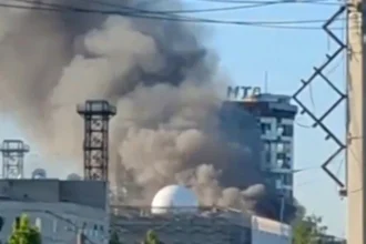 Ukraine Strikes Deep Inside Russia, Hits Military Plant in Cheboksary Kyiv Confirms Long Range Missile Attack Ukraine’s President Volodymyr Zelensky says Ukrainian forces launched a long range missile strike inside Russia, targeting a key military production facility in Cheboksary, in the Chuvash Republic. The city lies more than 900 km from the frontline, showing an expansion of Ukraine’s strike reach. Officials in the region confirmed that the city was hit overnight and reported three injuries. They did not directly confirm damage to the military plant, but local emergency services responded to the area. Target: Drone and Missile Component Plant Ukraine claims the strike hit the VNIIR Progress facility, a site believed to supply parts used in drones and missiles for Russia’s military operations. Zelensky said FP 5 Flamingo cruise missiles were used in the attack. According to Ukraine, a fire broke out at the plant after impact. The military has not independently verified the full extent of the damage. Wider Wave of Strikes Across Russia and Occupied Areas Alongside the Cheboksary strike, Ukraine reported hits on several other strategic locations. These included the occupied port of Mariupol, an oil refinery in Samara, and a tanker linked to Russia’s so called shadow fleet in the Black Sea. Kyiv says these targets support Russia’s war effort and are therefore legitimate military objectives. Heavy Drone Warfare on Both Sides Russia’s military said its air defence systems intercepted or destroyed 326 Ukrainian drones overnight across multiple regions. Ukraine’s air force reported it shot down 181 of 207 Russian drones launched in the same period. It also said 21 strikes hit targets across 14 locations. Local authorities in Ukraine reported at least two deaths and 26 injuries in recent attacks, including children. Rising Pressure on Energy and Military Infrastructure Ukraine has increased strikes on Russian occupied areas and energy infrastructure in recent months. Officials say this is aimed at weakening Moscow’s military supply chain and increasing pressure on its war capacity. The FP 5 Flamingo missile, reportedly used in the Cheboksary strike, carries a heavy warhead and has a long range that can reach deep into Russian territory, including Moscow.