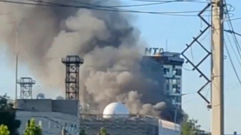 Ukraine Strikes Deep Inside Russia, Hits Military Plant in Cheboksary Kyiv Confirms Long Range Missile Attack Ukraine’s President Volodymyr Zelensky says Ukrainian forces launched a long range missile strike inside Russia, targeting a key military production facility in Cheboksary, in the Chuvash Republic. The city lies more than 900 km from the frontline, showing an expansion of Ukraine’s strike reach. Officials in the region confirmed that the city was hit overnight and reported three injuries. They did not directly confirm damage to the military plant, but local emergency services responded to the area. Target: Drone and Missile Component Plant Ukraine claims the strike hit the VNIIR Progress facility, a site believed to supply parts used in drones and missiles for Russia’s military operations. Zelensky said FP 5 Flamingo cruise missiles were used in the attack. According to Ukraine, a fire broke out at the plant after impact. The military has not independently verified the full extent of the damage. Wider Wave of Strikes Across Russia and Occupied Areas Alongside the Cheboksary strike, Ukraine reported hits on several other strategic locations. These included the occupied port of Mariupol, an oil refinery in Samara, and a tanker linked to Russia’s so called shadow fleet in the Black Sea. Kyiv says these targets support Russia’s war effort and are therefore legitimate military objectives. Heavy Drone Warfare on Both Sides Russia’s military said its air defence systems intercepted or destroyed 326 Ukrainian drones overnight across multiple regions. Ukraine’s air force reported it shot down 181 of 207 Russian drones launched in the same period. It also said 21 strikes hit targets across 14 locations. Local authorities in Ukraine reported at least two deaths and 26 injuries in recent attacks, including children. Rising Pressure on Energy and Military Infrastructure Ukraine has increased strikes on Russian occupied areas and energy infrastructure in recent months. Officials say this is aimed at weakening Moscow’s military supply chain and increasing pressure on its war capacity. The FP 5 Flamingo missile, reportedly used in the Cheboksary strike, carries a heavy warhead and has a long range that can reach deep into Russian territory, including Moscow.