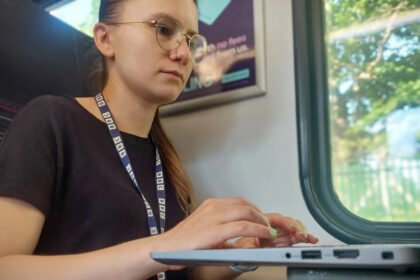 Britain's train passengers may soon enjoy faster and more reliable onboard internet. Improved rail connectivity could make commuting
