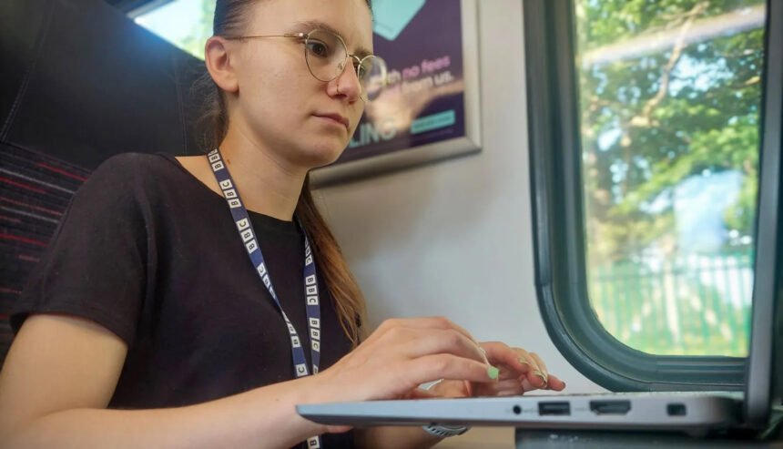 Britain's train passengers may soon enjoy faster and more reliable onboard internet. Improved rail connectivity could make commuting