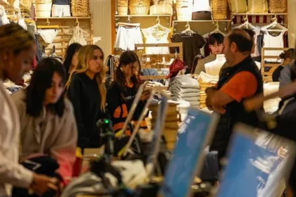 Brandy Melville has closed fitting rooms in stores across the United States, leaving many shoppers frustrated. Employees say vandalism and viral trends may be behind the decision.
