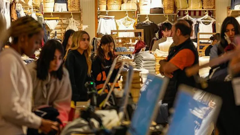Brandy Melville has closed fitting rooms in stores across the US. Employees cite vandalism as a key reason, while shoppers worry about sizing