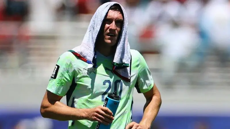 World Cup hydration breaks are changing match flow and tactics, dividing coaches and fans over their impact on performance