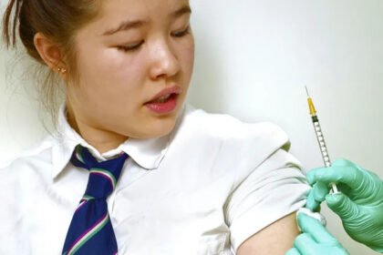 New research from the UK shows that the HPV vaccine is changing cervical cancer outcomes in a major way. Young women who received the vaccine at age 12 to 13 now face almost zero risk of dying from cervical cancer before age 30. Experts report a sharp drop in deaths since the vaccine program started in schools in 2008. Around 200 lives have already been saved in England due to the vaccination rollout. No Deaths Recorded in Young Age Group Between 2020 and 2024, there were no cervical cancer deaths among women aged 20 to 24. This is the first time such a result has been recorded over a five year period. Without vaccination, researchers estimate around 23 deaths would have happened in this age group. HPV Link to Cervical Cancer The vaccine protects against human papillomavirus infection, a virus linked to nearly all cervical cancer cases. HPV spreads through close skin contact and is very common. Most infections clear naturally. However, some stay in the body and slowly cause cell changes that can turn into cancer over time. Long Term Impact of Vaccination Health experts expect cervical cancer deaths to keep falling as vaccinated groups grow older. More people will benefit as the vaccine coverage increases across future generations. Even with strong progress, cervical cancer remains a serious health issue. Around 3300 women are diagnosed each year in the UK. Doctors stress that both vaccination and regular screening are still important for protection. Real Life Impact One patient story shows the human side of the disease. A woman diagnosed at 30 described the emotional and physical impact of treatment. She later gave birth to a healthy child and now strongly supports vaccination for younger generations. Her experience highlights how life changing cervical cancer can be, especially for those who missed early vaccination programs. Health Experts Call for Higher Vaccine Uptake Experts say the results are a major public health success. At the same time, they warn that vaccine uptake is still below the ideal level in some areas. They encourage parents and young people to accept the HPV vaccine, as it offers long term protection against cancer.