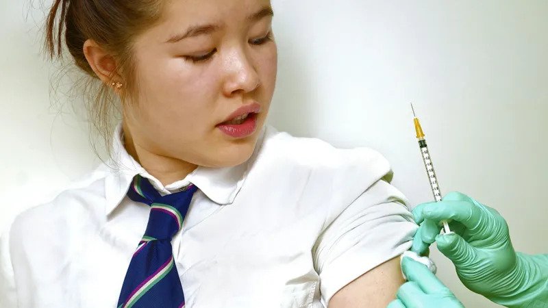 New research from the UK shows that the HPV vaccine is changing cervical cancer outcomes in a major way. Young women who received the vaccine at age 12 to 13 now face almost zero risk of dying from cervical cancer before age 30. Experts report a sharp drop in deaths since the vaccine program started in schools in 2008. Around 200 lives have already been saved in England due to the vaccination rollout. No Deaths Recorded in Young Age Group Between 2020 and 2024, there were no cervical cancer deaths among women aged 20 to 24. This is the first time such a result has been recorded over a five year period. Without vaccination, researchers estimate around 23 deaths would have happened in this age group. HPV Link to Cervical Cancer The vaccine protects against human papillomavirus infection, a virus linked to nearly all cervical cancer cases. HPV spreads through close skin contact and is very common. Most infections clear naturally. However, some stay in the body and slowly cause cell changes that can turn into cancer over time. Long Term Impact of Vaccination Health experts expect cervical cancer deaths to keep falling as vaccinated groups grow older. More people will benefit as the vaccine coverage increases across future generations. Even with strong progress, cervical cancer remains a serious health issue. Around 3300 women are diagnosed each year in the UK. Doctors stress that both vaccination and regular screening are still important for protection. Real Life Impact One patient story shows the human side of the disease. A woman diagnosed at 30 described the emotional and physical impact of treatment. She later gave birth to a healthy child and now strongly supports vaccination for younger generations. Her experience highlights how life changing cervical cancer can be, especially for those who missed early vaccination programs. Health Experts Call for Higher Vaccine Uptake Experts say the results are a major public health success. At the same time, they warn that vaccine uptake is still below the ideal level in some areas. They encourage parents and young people to accept the HPV vaccine, as it offers long term protection against cancer.