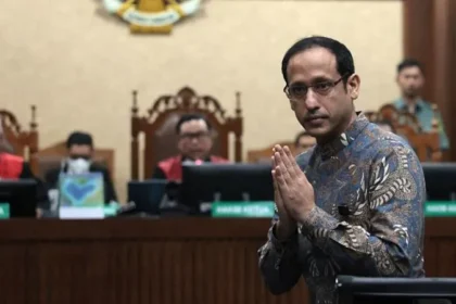 Gojek Founder Nadiem Makarim Sentenced to 10 Years in Indonesia Corruption Case Former Education Minister Convicted Over Chromebook Procurement Deal Nadiem Makarim, the co founder of Southeast Asia's popular super app Gojek, has been sentenced to 10 years in prison after an Indonesian court found him guilty in a major corruption case linked to a government laptop procurement project. The 41 year old entrepreneur denied all allegations during the trial. However, the court ruled against him and handed down the prison sentence. Supporters gathered outside the courthouse in Jakarta reacted with loud boos as the verdict was announced. Court Orders Restitution Worth Millions Along with the prison term, the court ordered Makarim to repay 809 billion rupiah, which is around 45 million US dollars. Judges said the amount represented the money he allegedly gained through the project. Makarim stated that he cannot afford to pay the restitution. As a result, he could face an additional five years behind bars. The court also imposed a one billion rupiah fine. If he fails to pay the fine, he will serve another 190 days in prison. Case Linked to School Chromebook Procurement The case focuses on the Education Ministry's purchase of Chromebook laptops for schools between 2021 and 2022. According to prosecutors, officials had already concluded in 2018 that Chromebooks were not suitable for many remote regions because they depend on reliable internet access. Despite that assessment, the ministry moved forward with the purchase. Investigators claimed the decision followed a meeting between Makarim and Google representatives in 2020. They argued that the procurement process favored Google's Chrome operating system and limited fair competition during the tender process. Prosecutors Claim Tender Favored Google Prosecutors alleged that Makarim designed procurement requirements that matched only Google's Chrome based devices. They claimed this gave Google a dominant position in Indonesia's education technology system. Authorities also pointed out that Makarim continued to hold a minority share in Gojek while serving as education minister. Since Google was one of Gojek's investors, prosecutors argued that this created a conflict of interest. They further claimed that the procurement caused state losses of approximately 125 million US dollars and violated Indonesia's anti corruption commitments. Critics Question the Investigation Several critics and supporters believe the case carries political motives. They argue that investigators relied on weak evidence and targeted Makarim because of his political connections. Despite those claims, the court decided that the prosecution had presented enough evidence to secure a conviction. From Tech Entrepreneur to Government Minister Makarim co founded Gojek, one of Southeast Asia's largest technology companies. The platform serves more than 170 million users across the region and offers ride hailing, food delivery, and digital payment services. In 2019, he stepped down from Gojek to join the administration of former Indonesian President Joko Widodo as education minister. He remained in the role until 2024 before becoming the subject of the corruption investigation. What Happens Next? Makarim now faces a lengthy prison sentence along with significant financial penalties. Unless he successfully challenges the ruling through the legal process or pays the court ordered restitution, he could spend up to 15 years in prison. The verdict marks one of the most closely watched corruption cases involving a high profile technology executive and former government official in Indonesia.